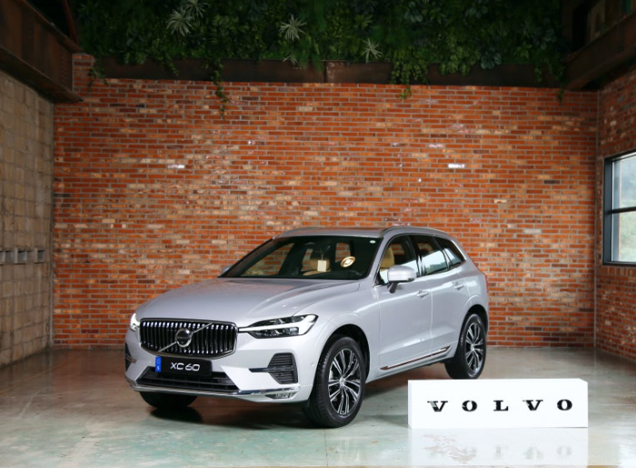 볼보 XC60 정면 스튜디오 컷