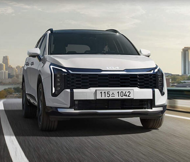 도로를 달리는 SUV 차량