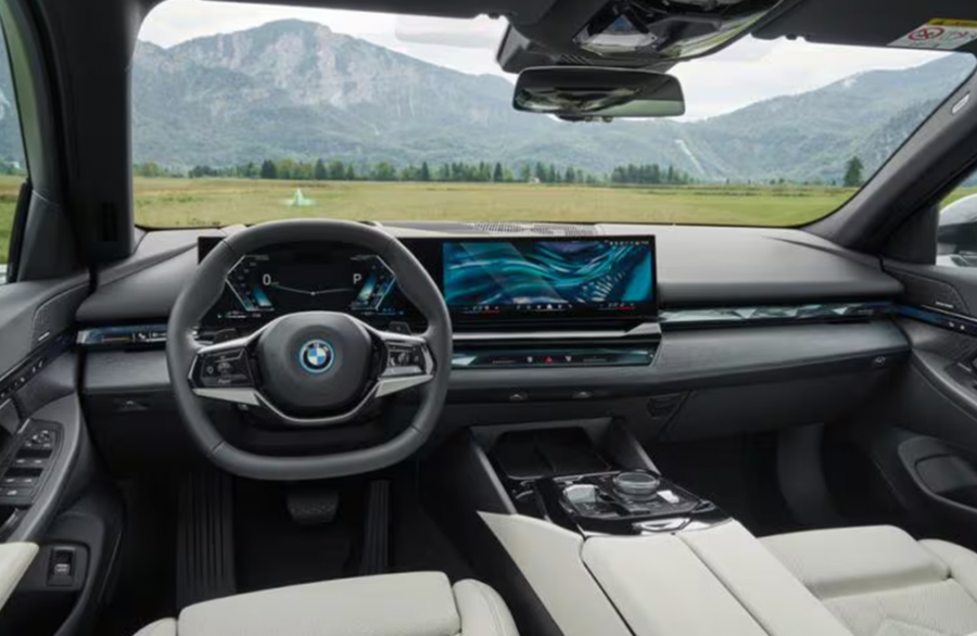 BMW 5시리즈 실내 커브드 디스플레이