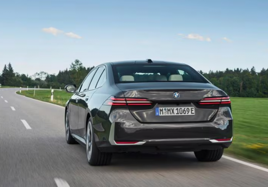 BMW 5시리즈 주행 컷