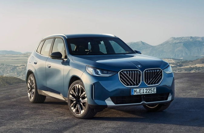 BMW X3 측면 및 전면 디자인, 산악 배경