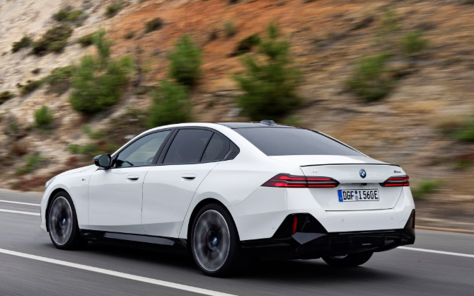 BMW i5 후면 주행 모습